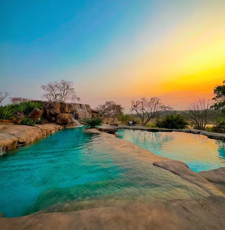 Piscina de pedras naturais com cascata