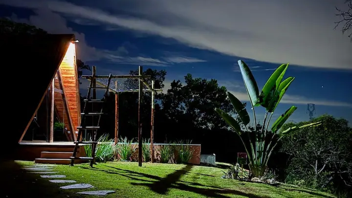 Chalé Fazenda dos Milagres iluminado ao anoitecer