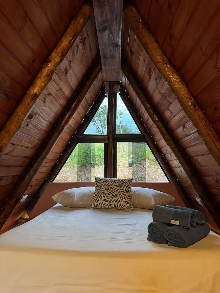 Quarto aconchegante no mezanino do chalé com vista para a natureza